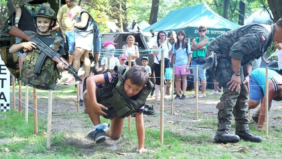 W trakcie pikniku wojskowego w Parku Hallera w Oświęcimiu dzieci wraz z rodzicami mogły poczuć klimat służby wojskowej.