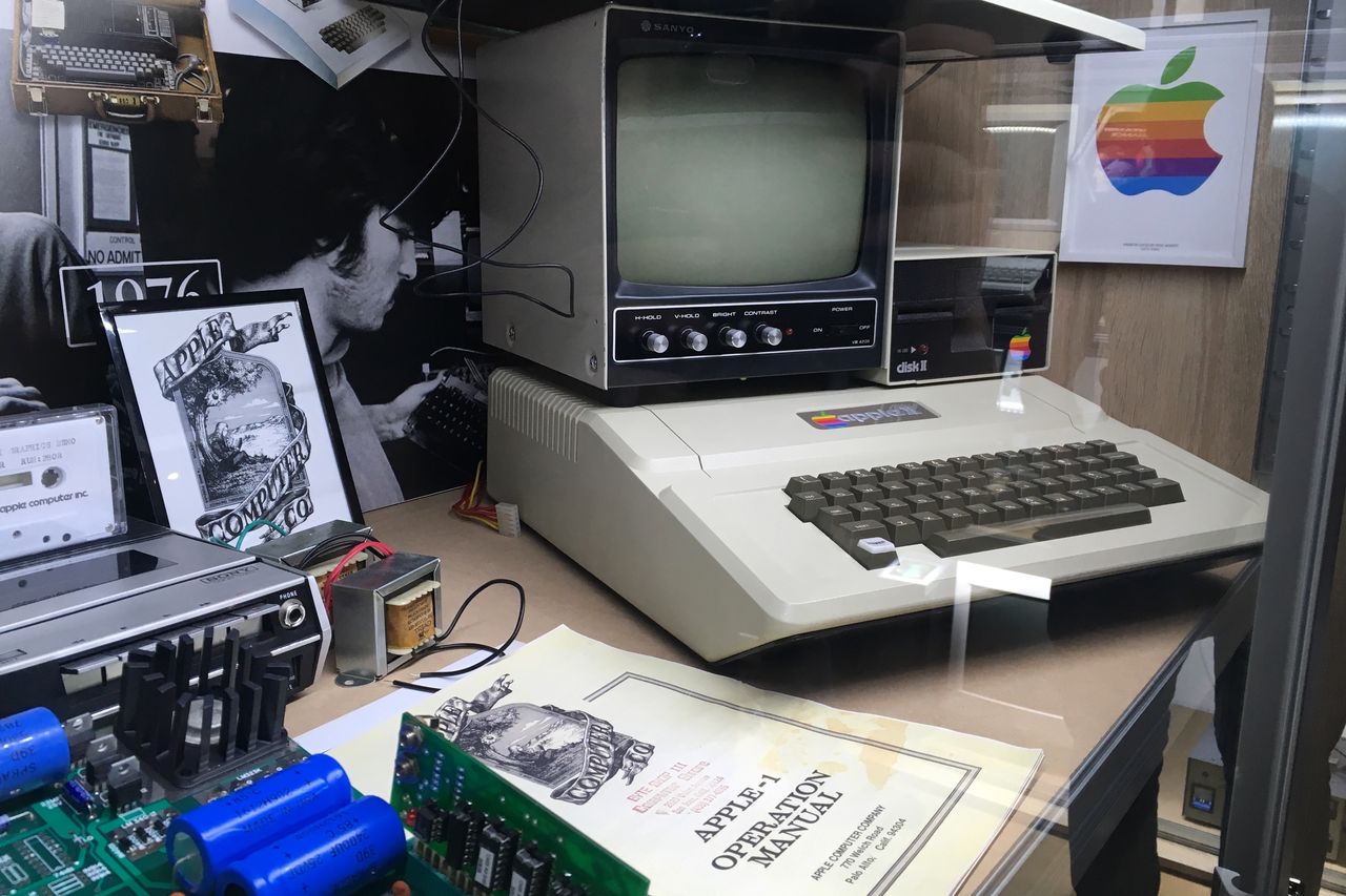 Apple II wraz z monitorem Sanyo z epoki