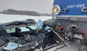 Poważny wypadek. Tyle zostało z audi po zderzeniu z pociągiem