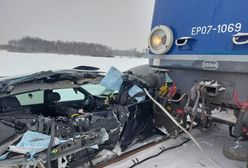 Poważny wypadek. Tyle zostało z audi po zderzeniu z pociągiem