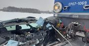 Poważny wypadek. Tyle zostało z audi po zderzeniu z pociągiem