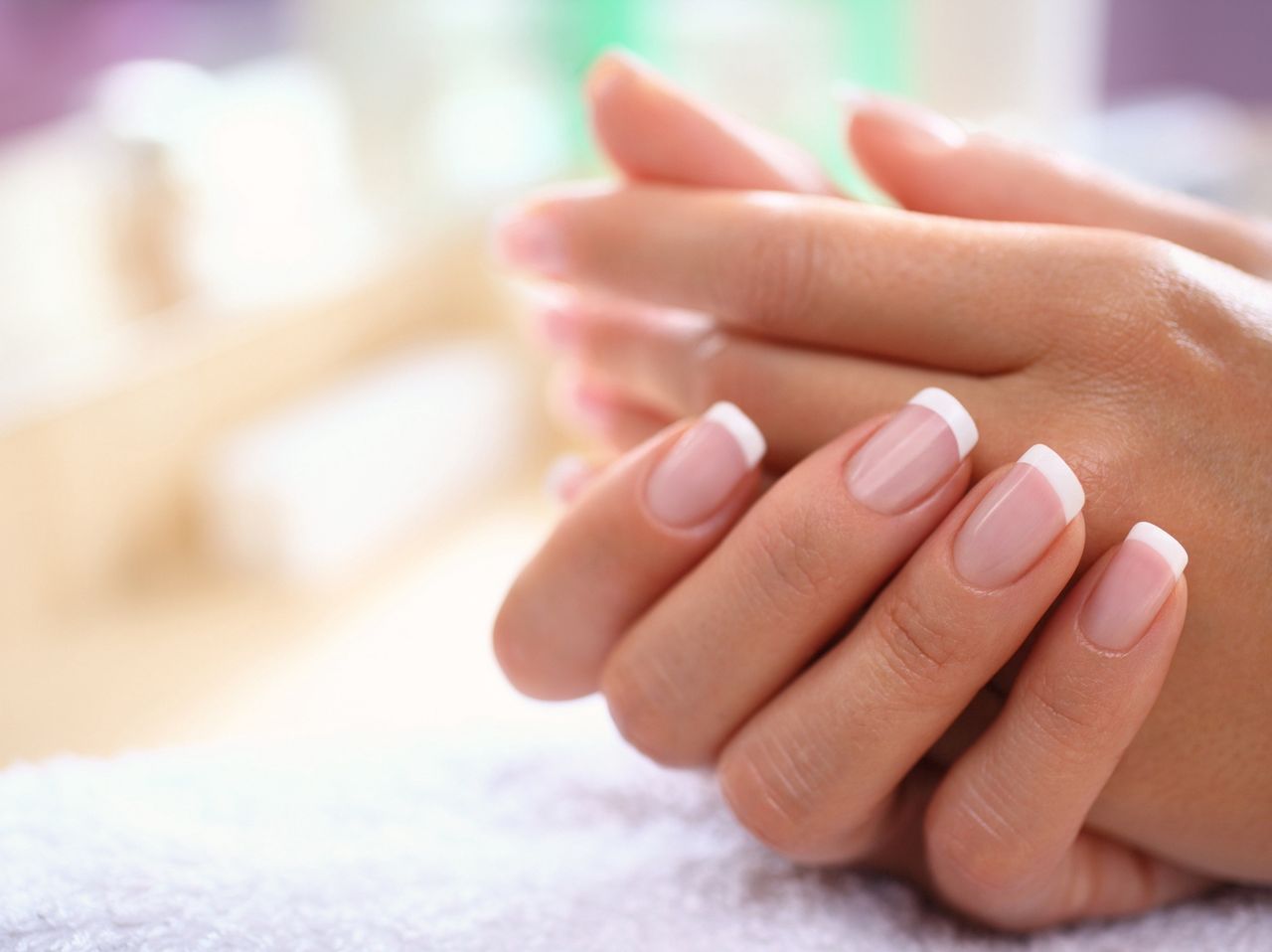 Jak zrobić french manicure? Banalny sposób na eleganckie i zadbane dłonie