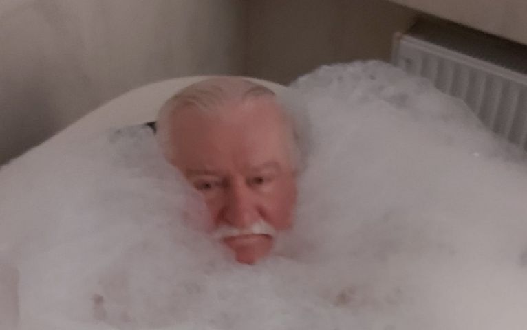 Lech Wałęsa pluska się w uzdrawiających kąpielach. Polityk przebywa w sanatorium
