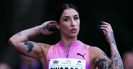 Przez lata ją nękał. Nagle zwrócił się do niej publicznie