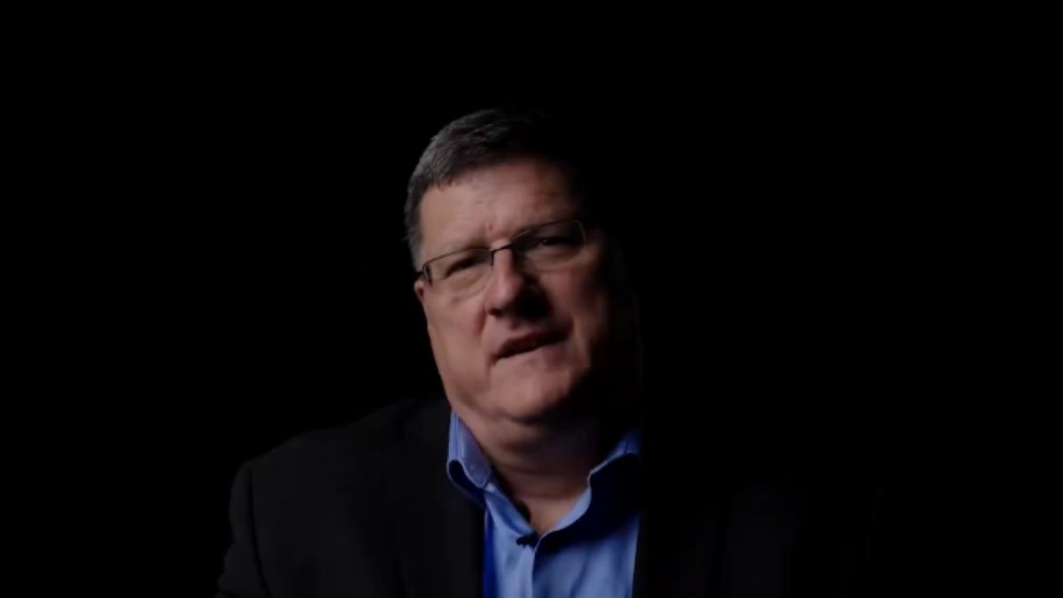 Scott Ritter miał lecieć do Rosji. Rosyjscy politycy komentują jego zakaz opuszczania kraju. 