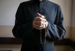 Ksiądz dotykał ich po udach. Sprawa ponownie umorzona