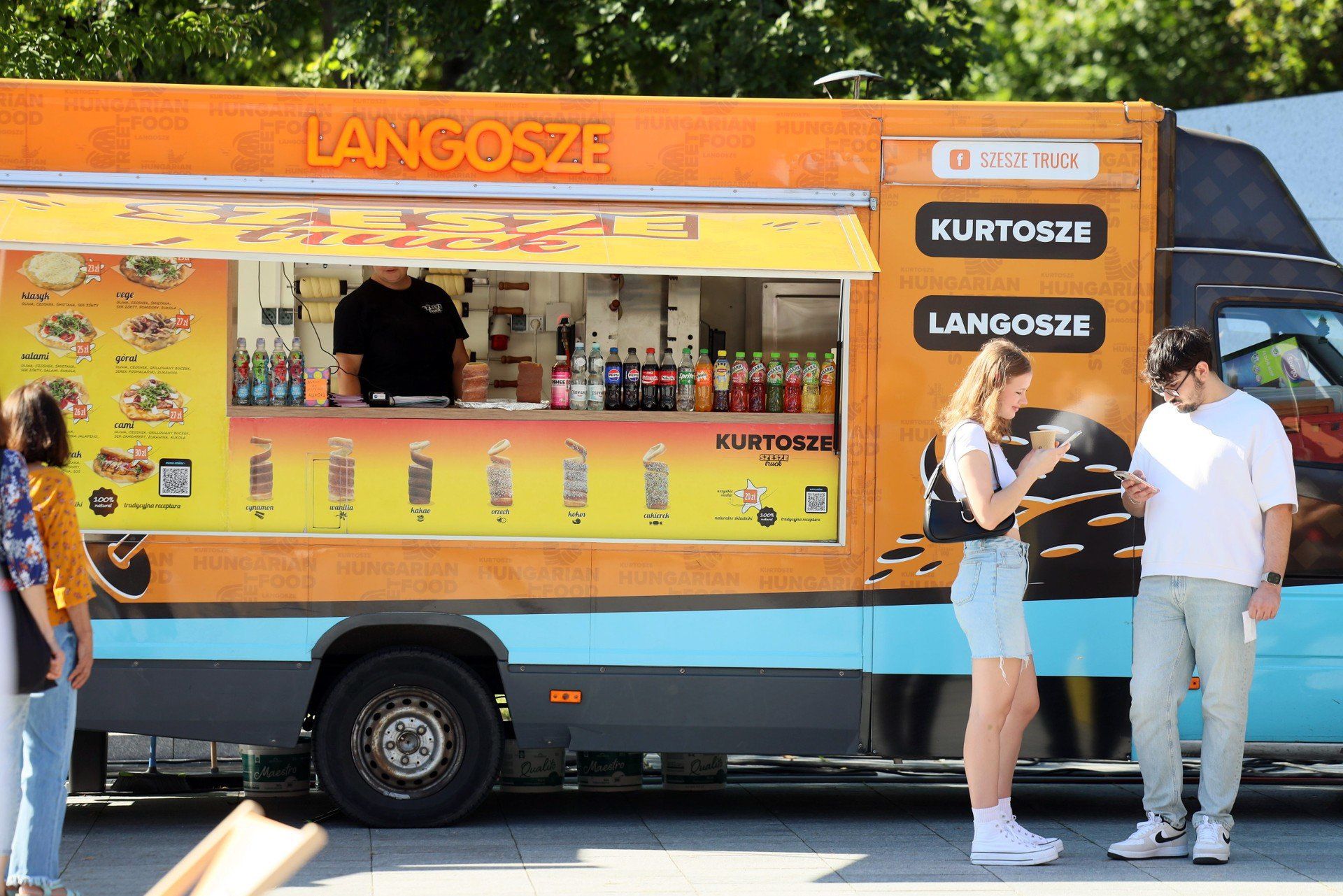 Corn-dogi, pierożki momo, a może słodkie churrosy? Przyjdź i przekonaj się jak smakuje na Żarciowozach pod CSK w Lublinie.