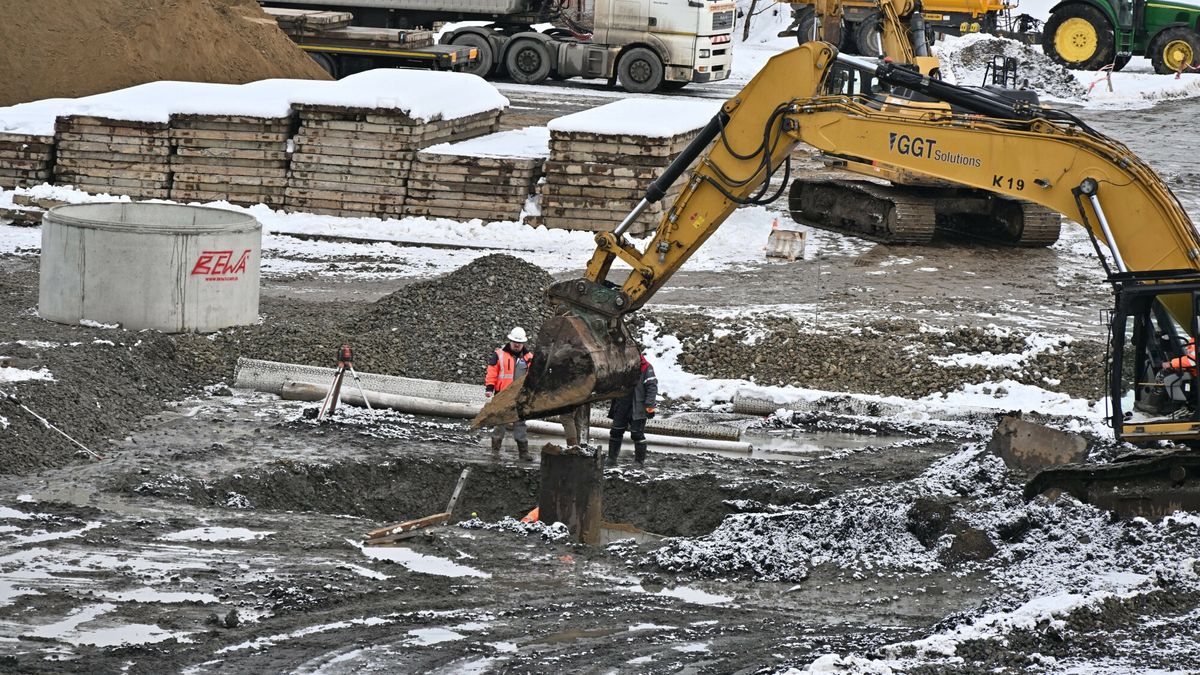 Nowy odwiert geotermalny w Szaflarach
Fot. Pawel Murzyn/East News, Szaflary (woj. malopolskie), 26.01.2023. Przygotowanie terenu dla montazu urzadzen wiertniczych i przysposobienie miejsca, w ktorym bedzi prowadzony odwiert.
Pawel Murzyn