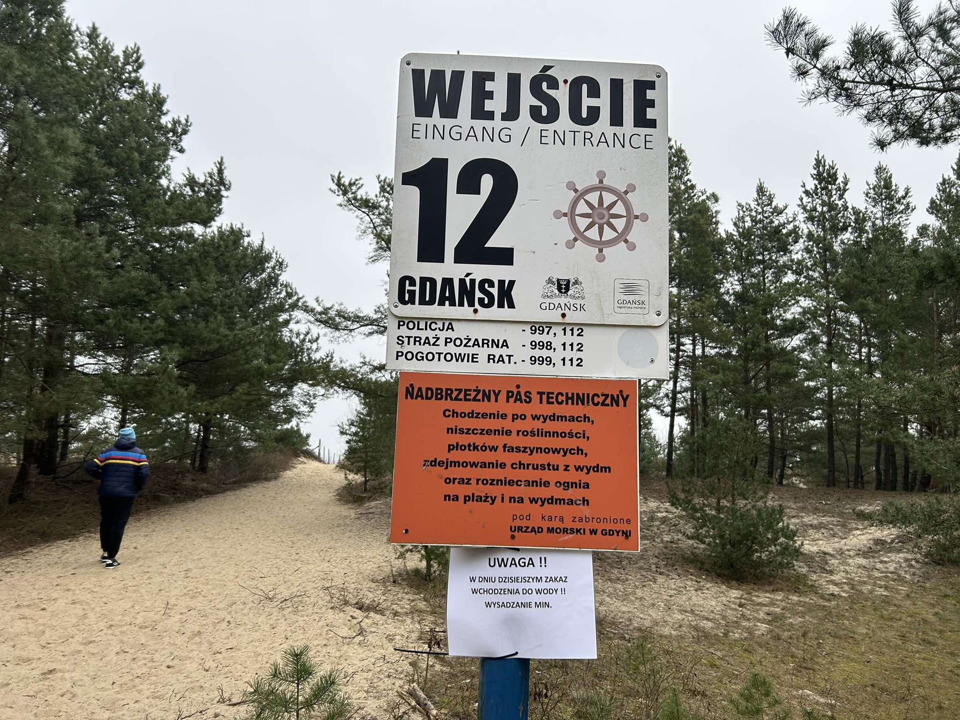 Przy wejściach na plaże powieszono kartki z informacją