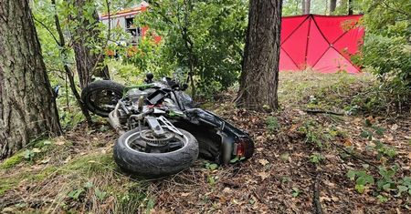 Błonie: Tragiczny wypadek 32-letniego motocyklisty. Mężczyzna zginął po uderzeniu w drzewo