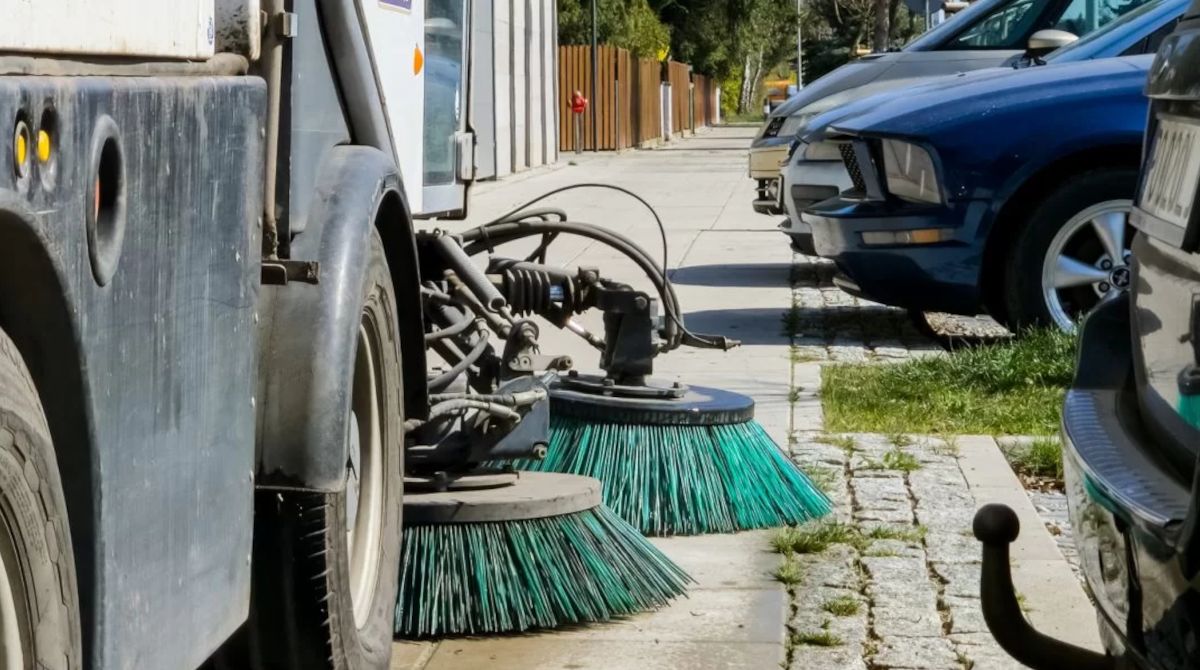 Trwa sprzątanie ulic, chodników i dróg rowerowych.