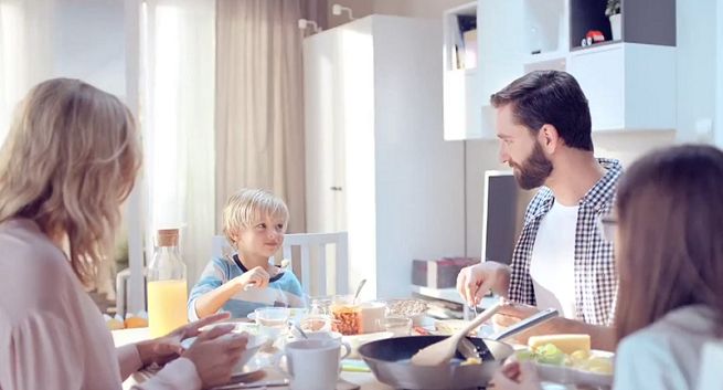Życie rodzinne w kuchni reklamuje nowy katalog IKEA (wideo)