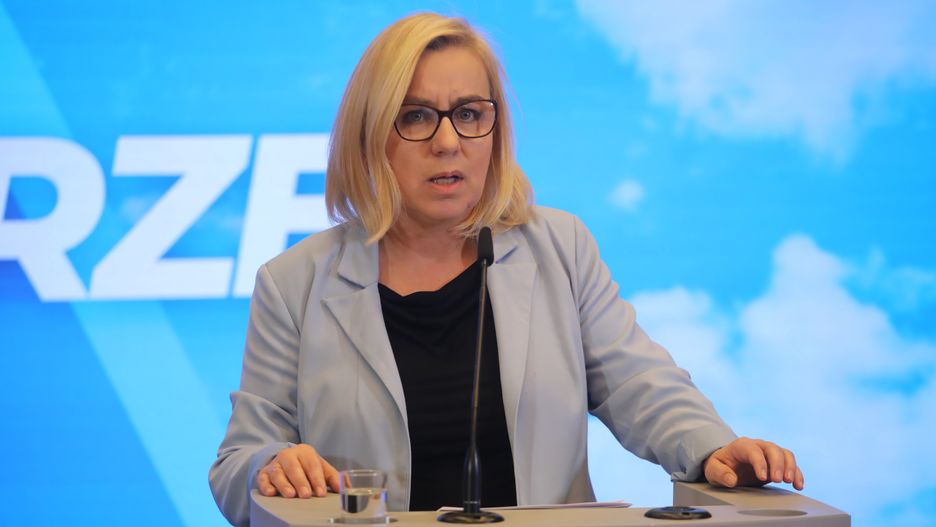 Warszawa, 15.01.2024. Minister klimatu i środowiska Paulina Hennig-Kloska podczas konferencji prasowej w siedzibie resortu w Warszawie, 15 bm. Spotkanie dotyczyło finansowania programu Czyste Powietrze. (mr) PAP/Albert Zawada