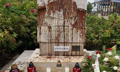 Pomnik ofiar Rzezi Woli zdewastowany. "Nie odpuszczę"