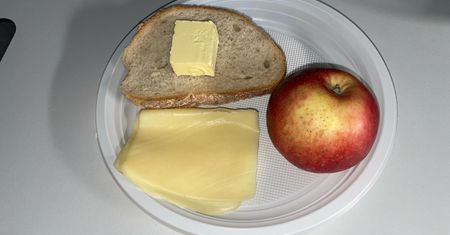 Zdjęcia szpitalnego jedzenia w sieci. PiS zdradza szczegóły nowego programu