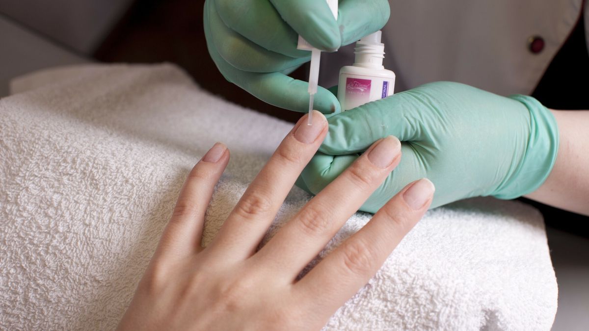 Stock AdWy
PHOTO: ADAM WYSOCKI / EASTNEWS 
MANICURE - NAKLADANIE KLEJU NA WLOKNO JEDWABIU W CELU REPERACJI PEKNIETEGO PAZNOKCIA
Adam Wysocki