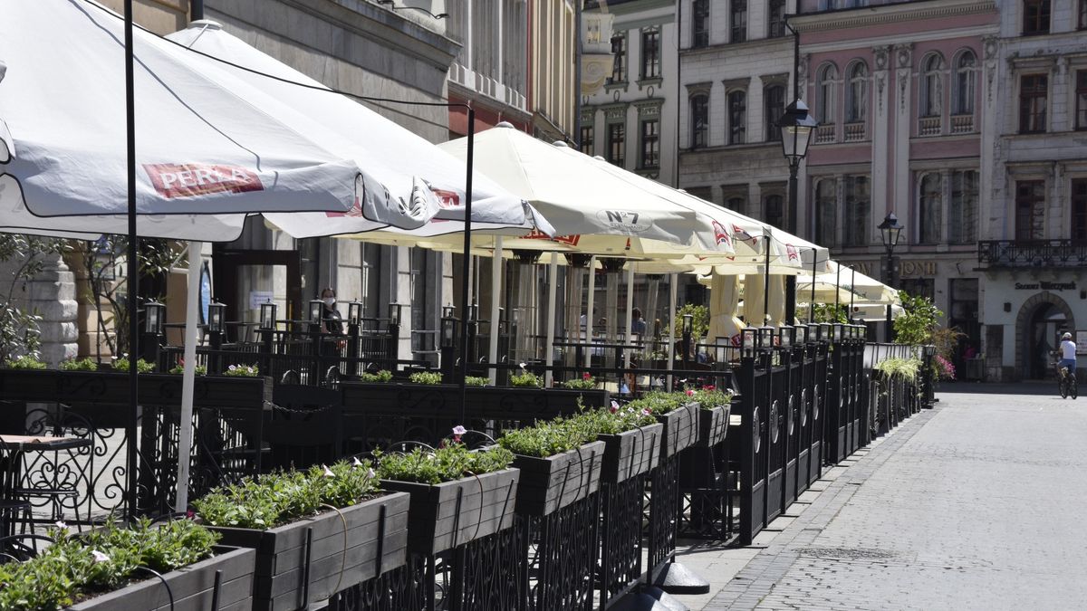 Ograniczenia działalności kin i restauracji dotyczy miast i powiatów w czerwonej strefie 