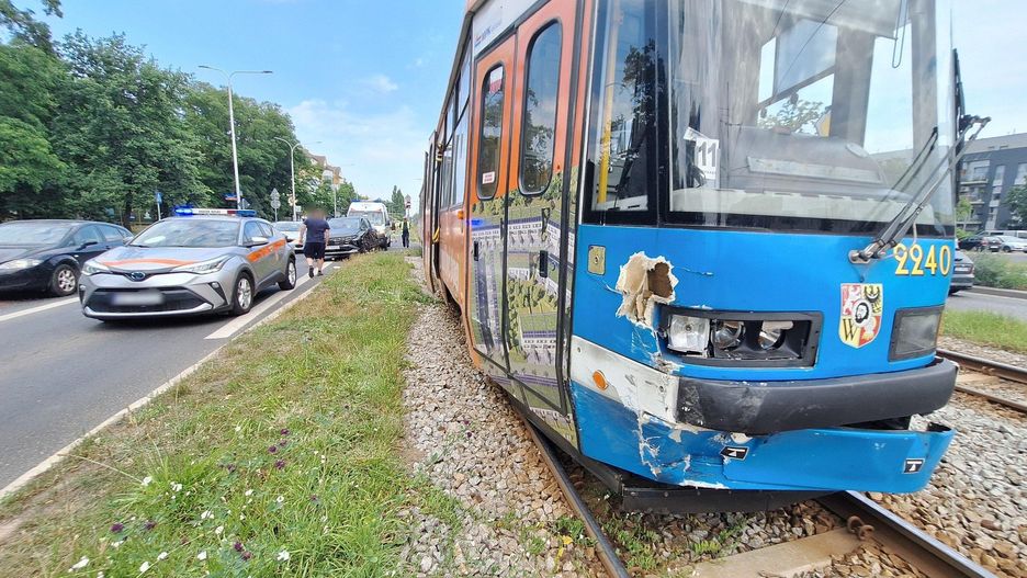 Wypadek tramwaju i samochodu osobowego na ul. Ślężnej we Wrocławiu.
