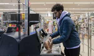 Kupują przy kasach samoobsługowych. Wydają nawet 40 proc. więcej