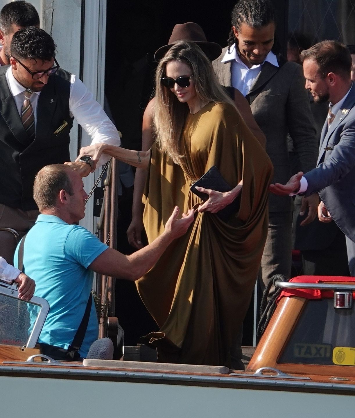 Angelina Jolie opuszcza hotel w towarzystwie znanego rapera