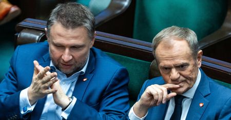Siedzi w Sejmie obok Tuska. Ujawnia plan