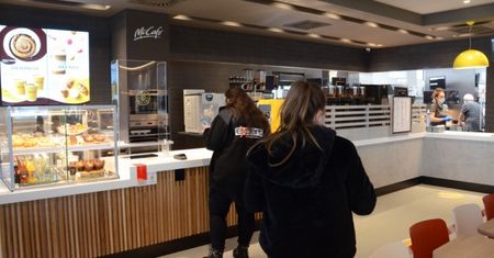Popularny fast-food z programem lojalnościowym! Jak to działa?