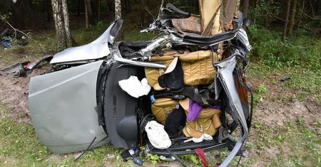 Audi owinęło się wokół drzewa. Młody kierowca poniósł śmierć na miejscu