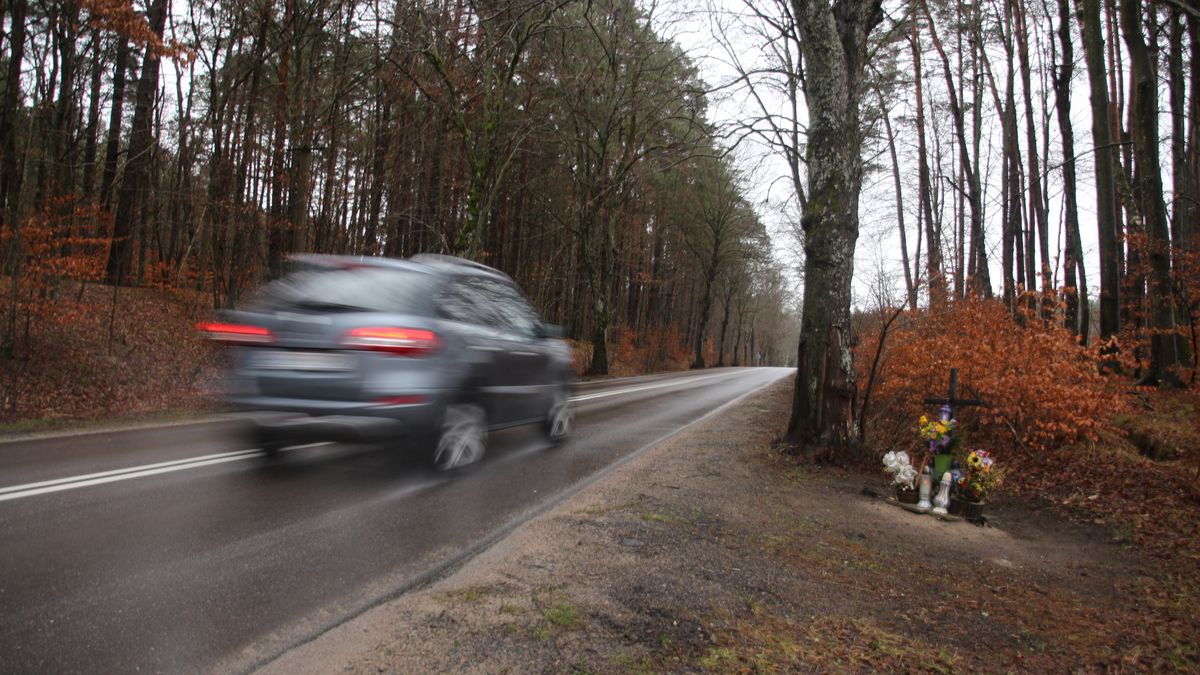 Przydrożne krzyże to częsty widok w Polsce.