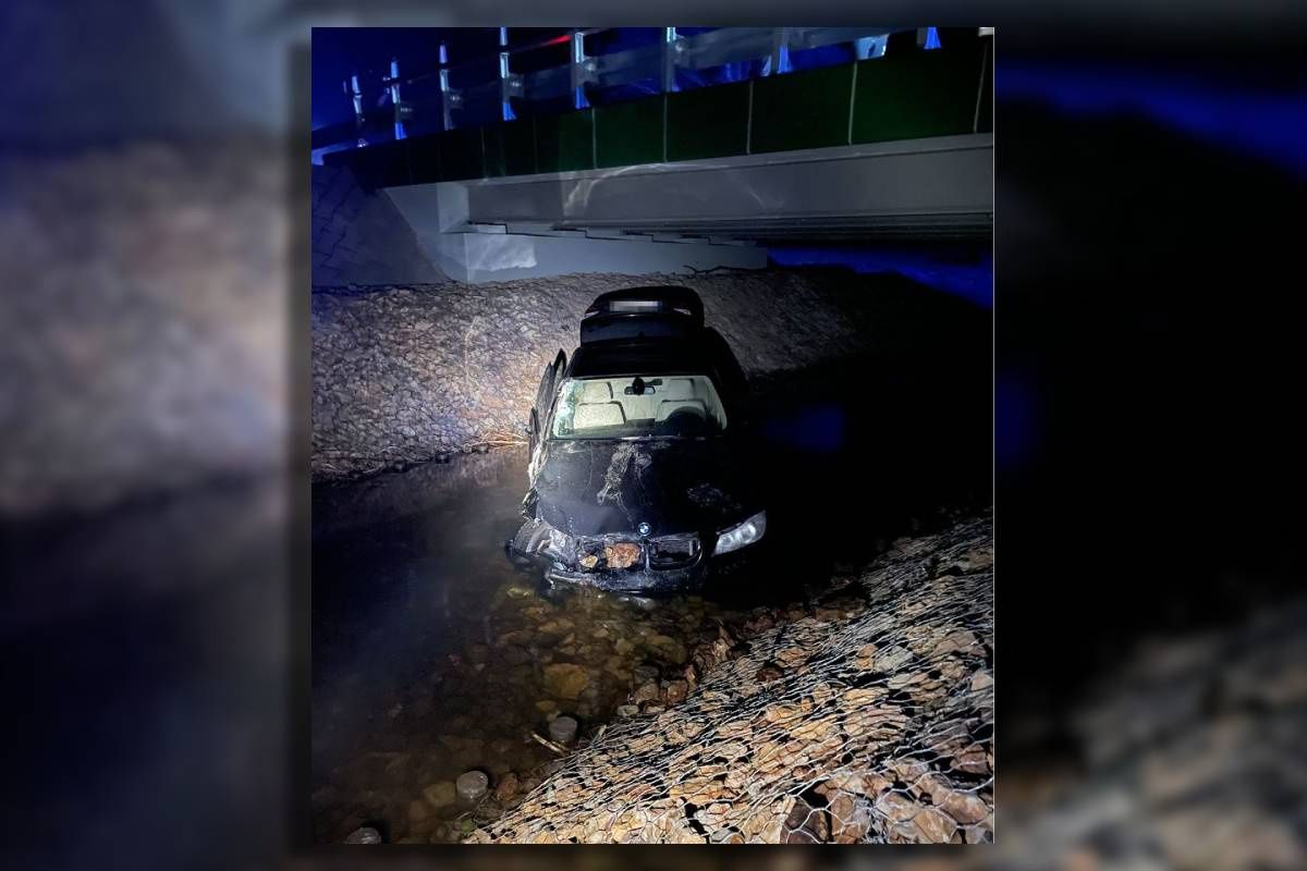 samochód BMW w rzece