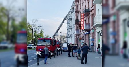 Nie chciał wypuścić partnerki z mieszkania. Kobieta wysłała sms-a z prośbą o pomoc