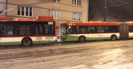 Lublin. Karambol z udziałem dwóch pojazdów komunikacji miejskiej i czterech aut osobowych. Jedna osoba poszkodowana