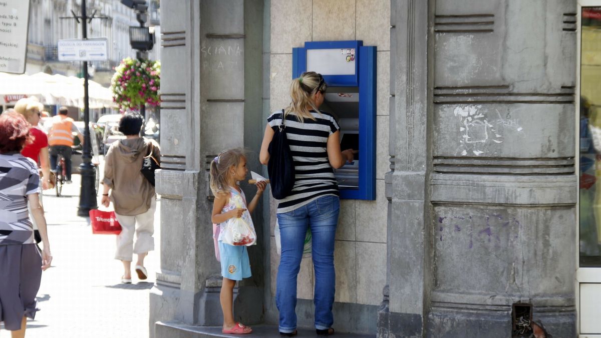 reporter5_baza
13.07.2011 Lodz ulica Piotrkowska N/z Kobieta z dzieckiem korzysta z bankomatu Fot. Leszek Rusek/REPORTER
Rusek/REPORTER