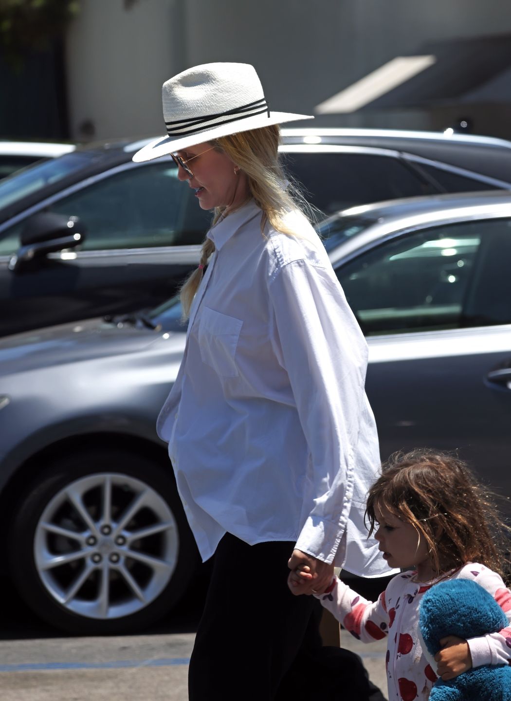 Cameron Diaz unika paparazzi podczas spaceru z córką