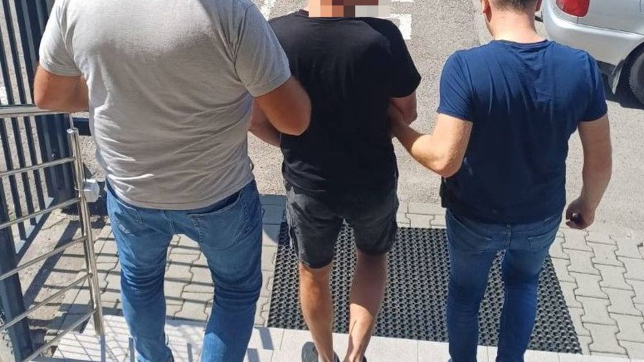 33-latek z maczetą ruszył na samochody