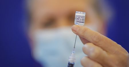 Szczepionka na COVID-19 dla nastolatków. Premier: Chcemy już wkrótce rozpocząć szczepienia dla 16-latków i 17-latków