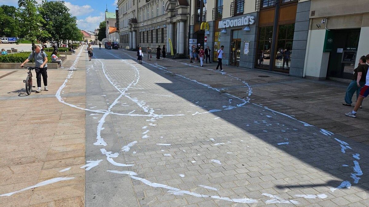 Plac Litewski w białej farbie