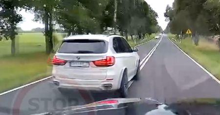 "Jak stracić prawko w kilka sekund". Ten film podbija sieć, popisy kierowcy bmw