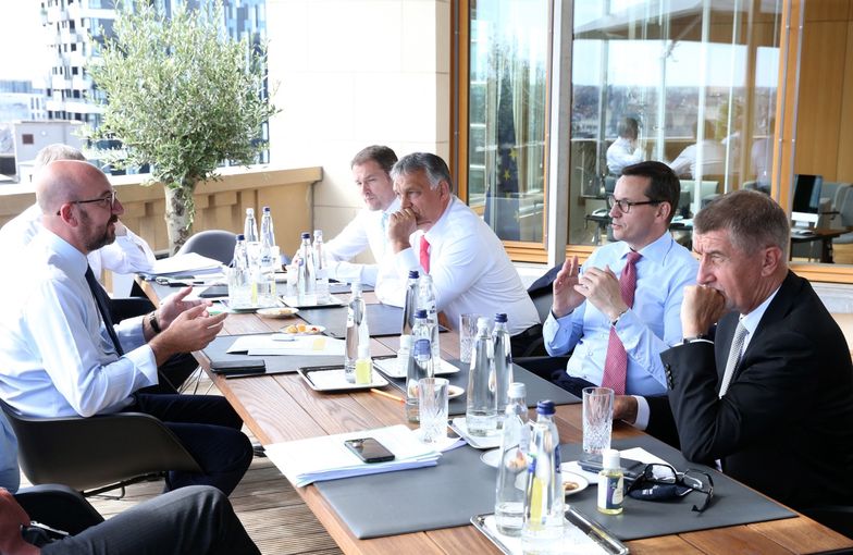 Liderzy krajów UE rozmawiają przy kolacji, starając się przełamać impas.