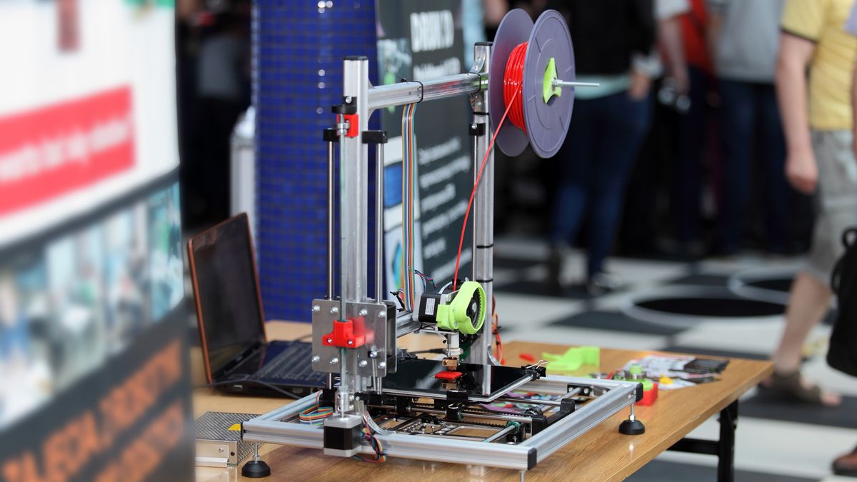 Przestępcy drukowali w warsztacie części pistoletów na drukarkach 3D