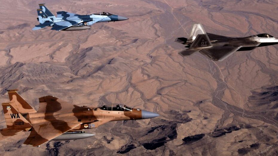 F-15C i F-15D z 65. Eskadry Agresorów w towarzystwie F-22A, 2008 r