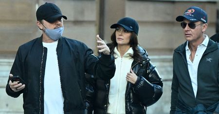 Leonardo DiCaprio i jego MŁODSZA O 24 LATA dziewczyna spacerują po Londynie w towarzystwie rodziny modelki. Robi się poważnie? (ZDJĘCIA)