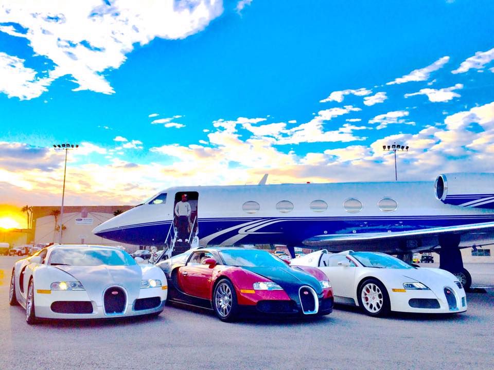 Bugatti Veyron to ulubiona zabawka Mayweathera, jeśli oceniać po liczbie egzemplarzy, które posiada. Na zdjęciu widać trzy sztuki należące do boksera: kosztujący 3 mln dolarów Grand Sport wykończony matową bielą, Veyron 16.4 o wartości 1,6 mln dolarów (numer nadwozia: 088) oraz wyceniony na taką samą kwotę numer 101. Nic dziwnego, że Floyd Mayweather tak uwielbia te wozy. Są one uosobieniem luksusu i egzotyki w motoryzacji. To pierwsze seryjnie produkowane maszyny, które przekroczyły 400 km/h, dysponują mocami przekraczającymi 1000 KM, są luksusowo wykończone i kosztują krocie. Jak ich nie kochać?