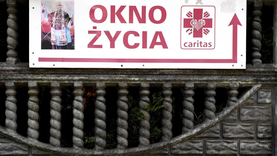 Dziecko w oknie życia. Miesięczny chłopiec u zakonnic
