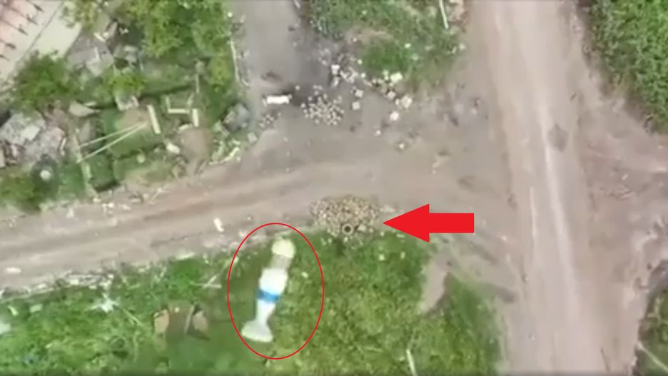 Ukraiński dron zrzucający pocisk moździerzowy na górę min.
