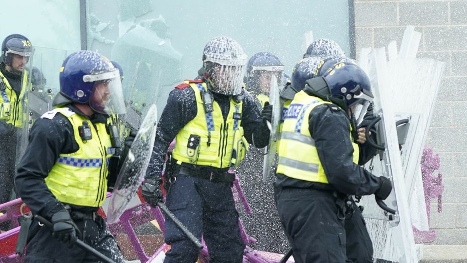 Zamieszki w Wielkiej Brytanii
Fire extinguishers are used on police officers as trouble flares during an anti-immigration protest outside the Holiday Inn Express in Rotherham, South Yorkshire. Picture date: Sunday August 4, 2024.
Danny Lawson