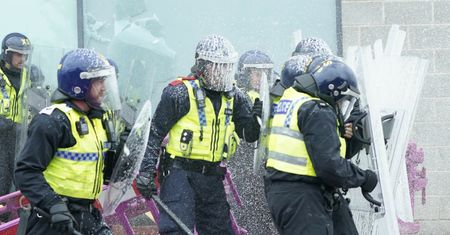 Działo się w nocy. Zamieszki w Wielkiej Brytanii. Wdarli się do hotelu z imigrantami
