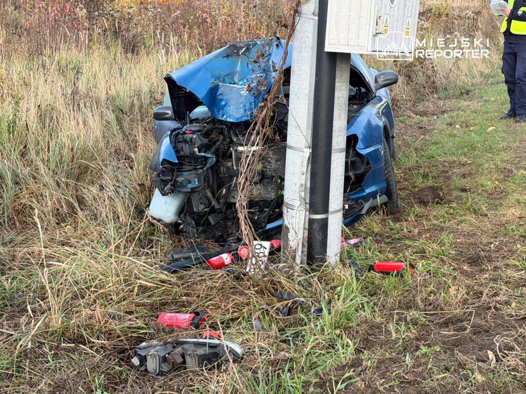 Warszawa: Wjechała peugeotem w słup na Białołęce. Auto zaczęło się palić