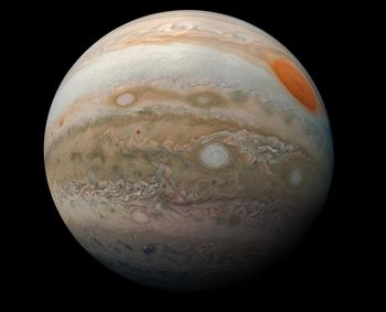 Błyskawice o niespotykanej sile. Co się dzieje w chmurach Jowisza?