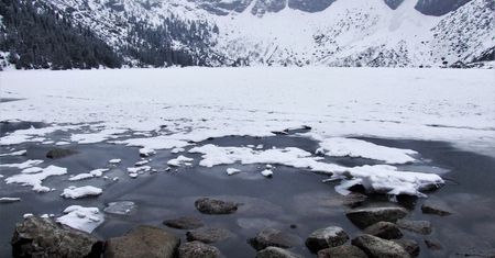 Zamarzają stawy w Tatrach. "Teraz jest najgorszy okres"