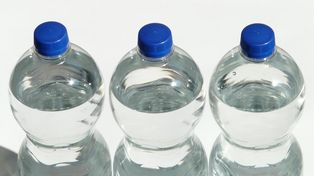 Butelka plastikowa jest toksyczna? Nie warto z niej pić wody